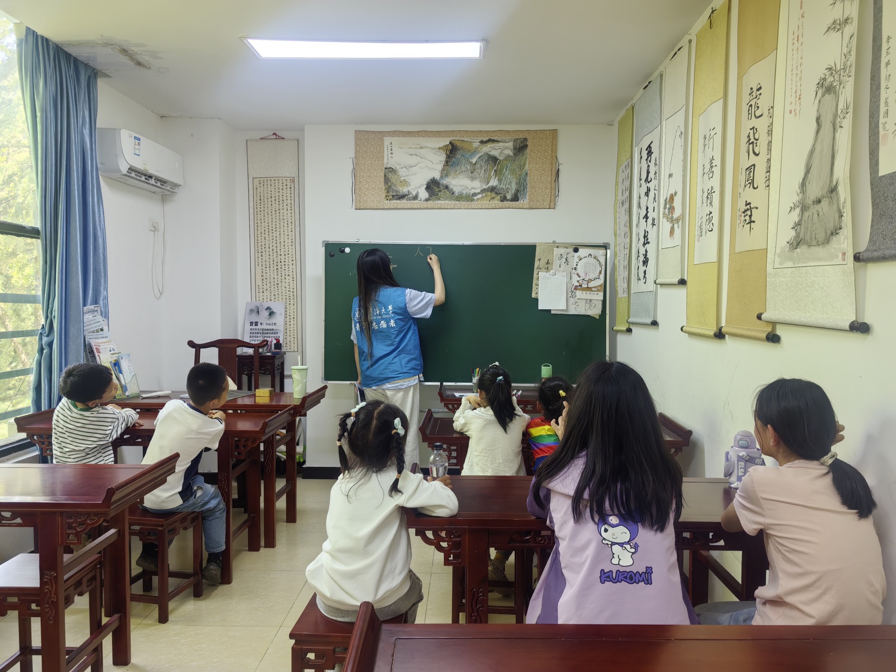 志愿者在教室里向儿童讲解安全知识