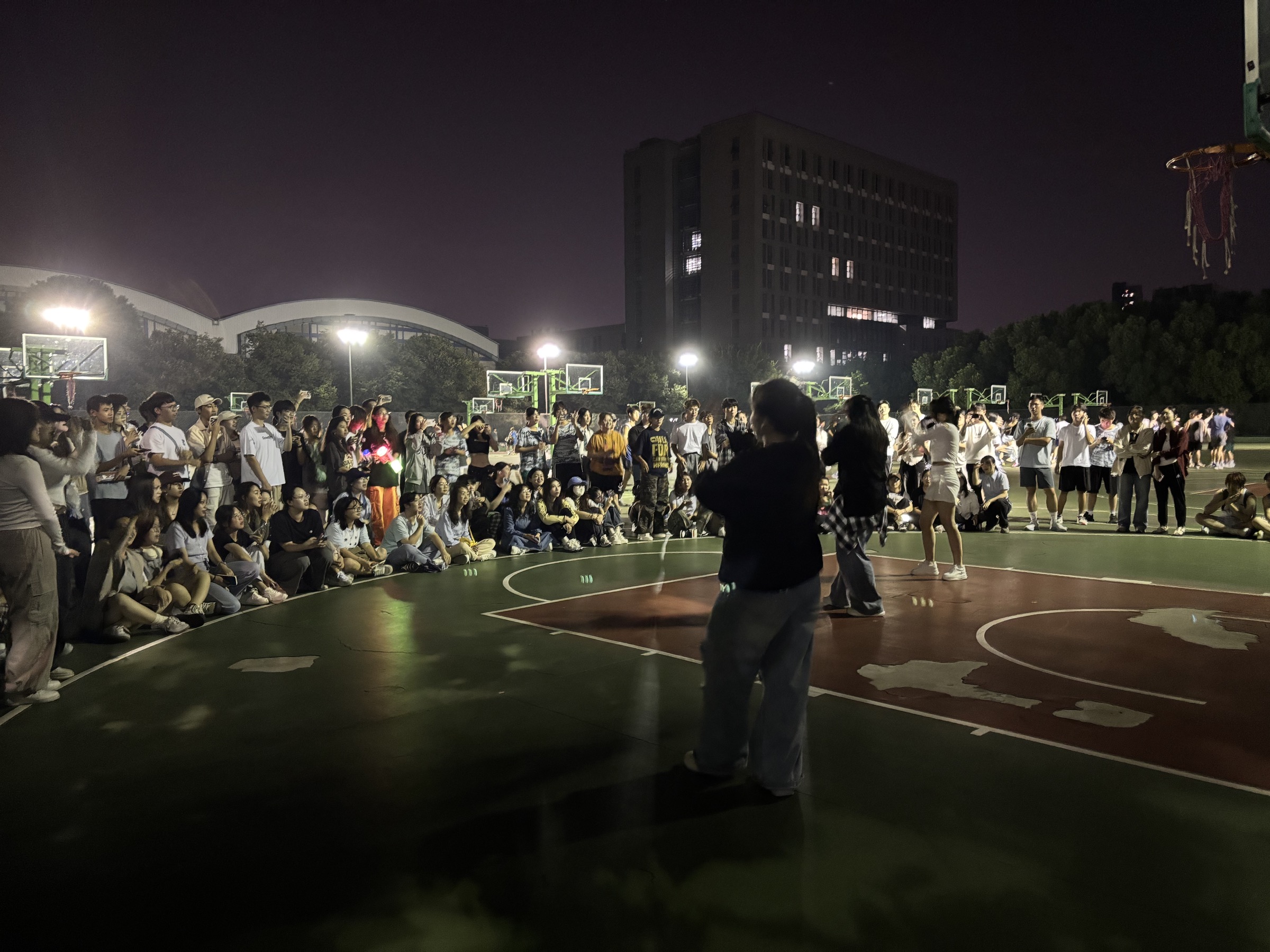 夜间篮球场随机舞蹈活动现场
