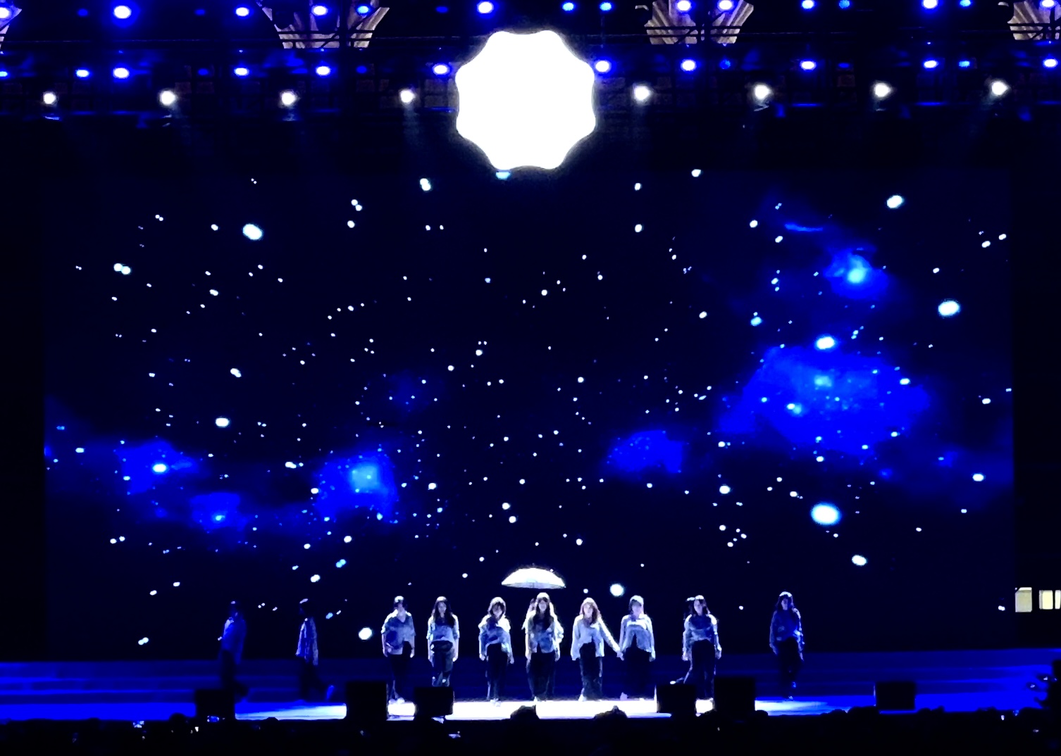 星空背景视频下的舞台演出